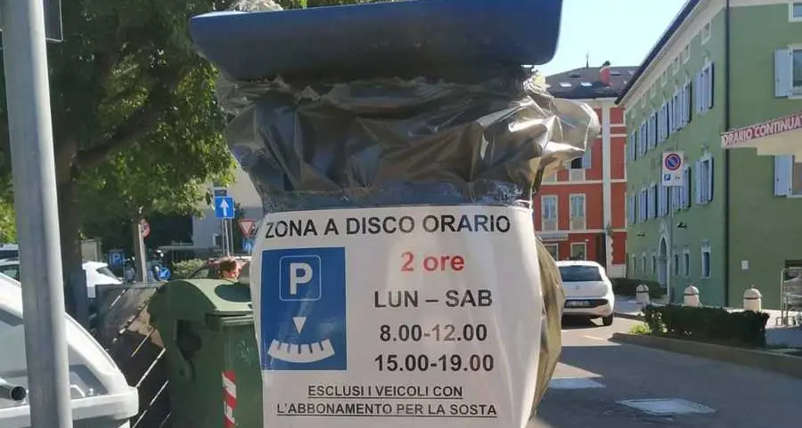 In piazza Gavazzi i parcheggi blu sono a disco orario