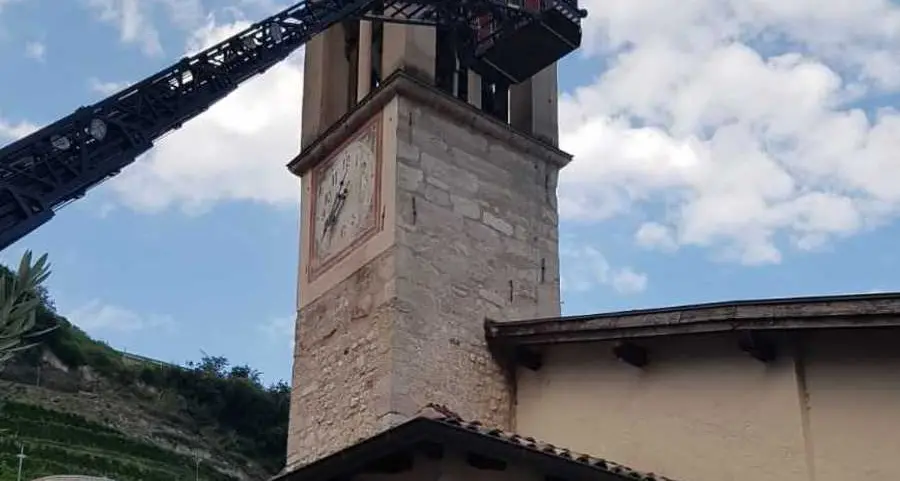 Si spezza una sbarra di ferro cede una campana a Tenno