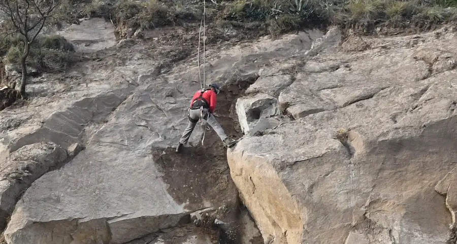 Mille metri quadrati di parete disgaggiata sopra la pista ciclabile