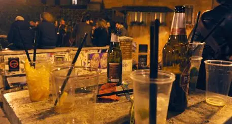 Chiuse discoteche e obbligo di mascherina anche all'aperto nei luoghi della \"movida\"