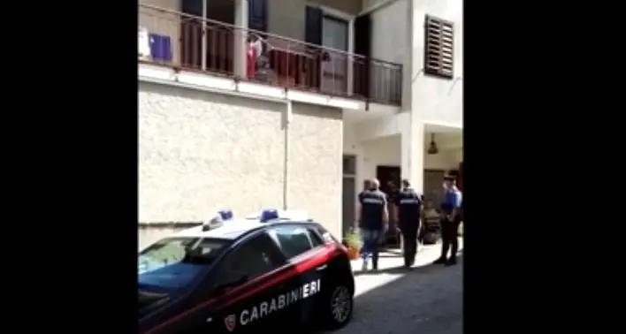 Latitante tedesco accusato di xenofobia arrestato a Trambileno, lo trovano nascosto nell'armadio
