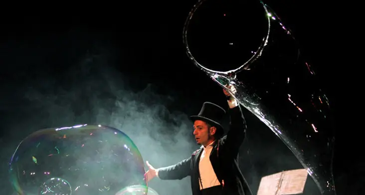 Piccoli racconti e fiabe ma anche clown e bolle