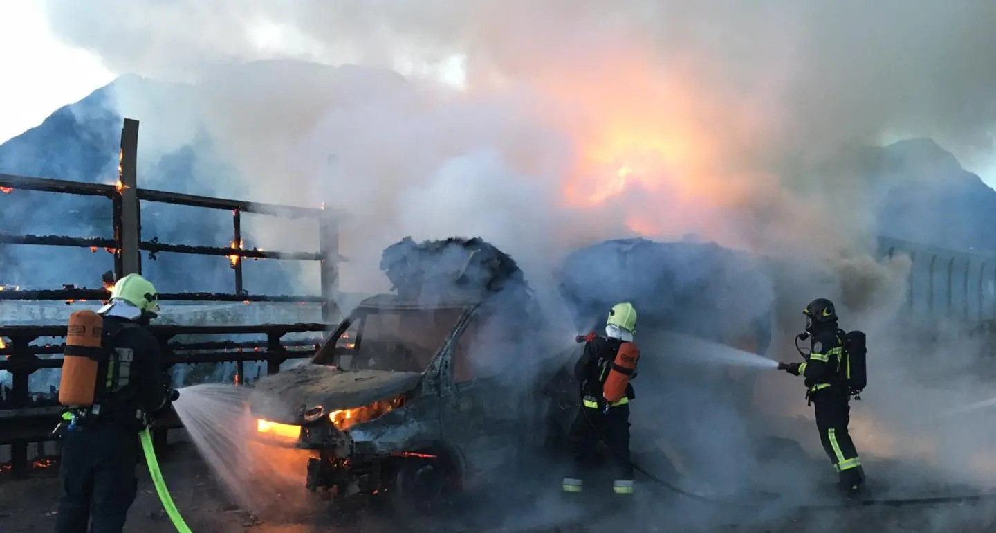 Egna, furgone distrutto dalle fiamme sull'A22