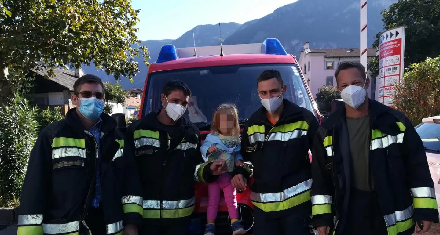 Bimba chiusa in auto: la salvano quattro vigili del fuoco
