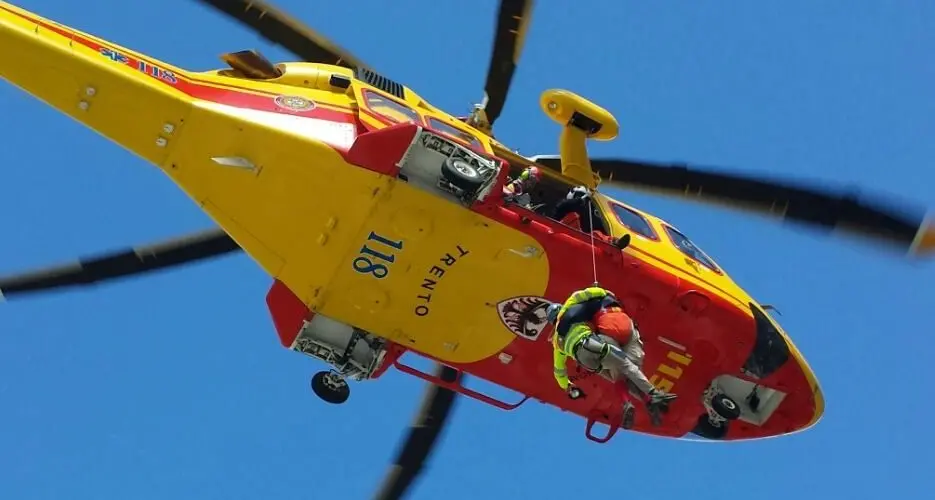 Passo Coe, cercatore di funghi scivola per dieci metri: soccorso dall'elicottero