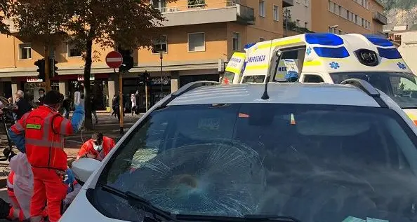Trento, ciclista investita e sbalzata sul parabrezza da un'auto: intervengono tre ambulanze