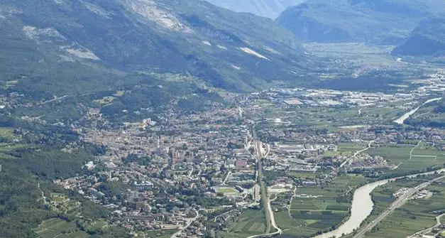 Rovereto, scritte contro Salvini e danni a due esercizi commerciali