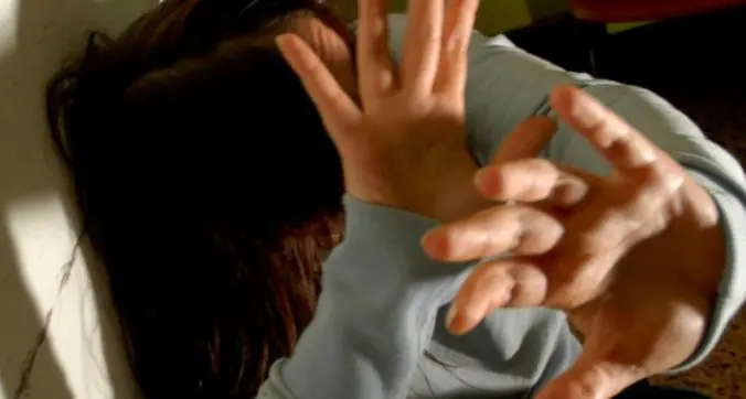 Molestata alla fermata del bus, la denuncia arriva da un'indagine sui social