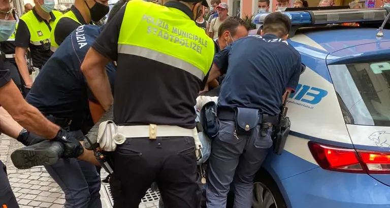 Bolzano, rissa fra ubriachi in via Streiter: arrivano polizia e vigili