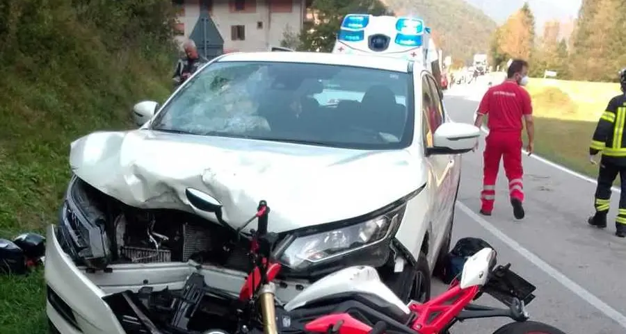 Violento scontro fra moto e auto