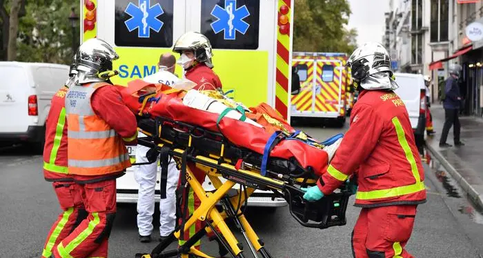 Parigi: attacco vicino all'ex sede di Charlie Hebdo, 4 feriti. Sospetto attentatore ha agito da solo
