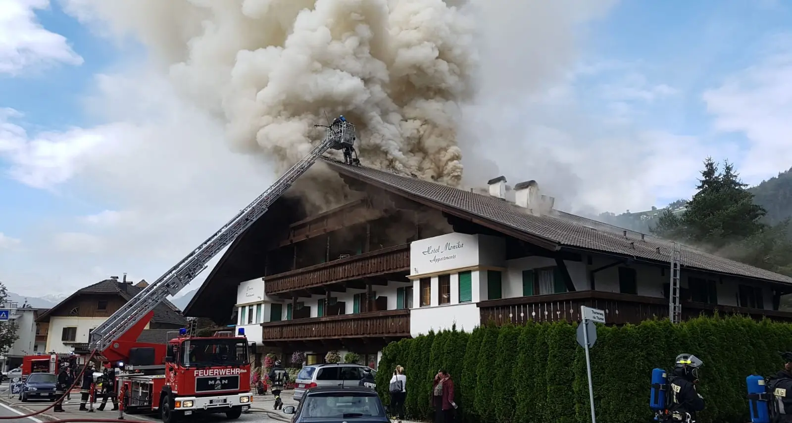 Vipiteno, in fiamme il tetto di un albergo