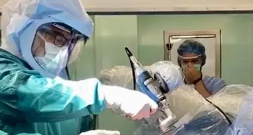 Protesi totali di ginocchio, in sala operatoria c’è il robot