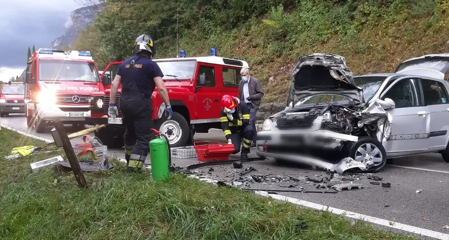 Violento frontale, auto nella scarpata