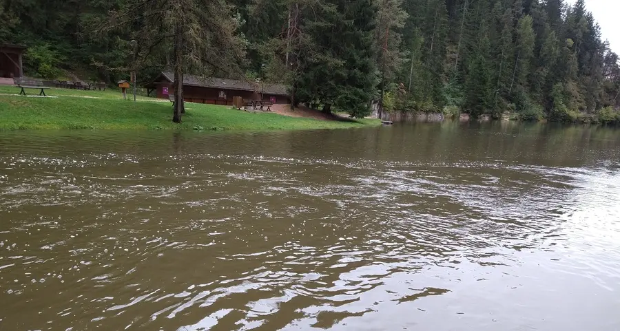 Dopo le piogge il lago Smeraldo diventa marrone
