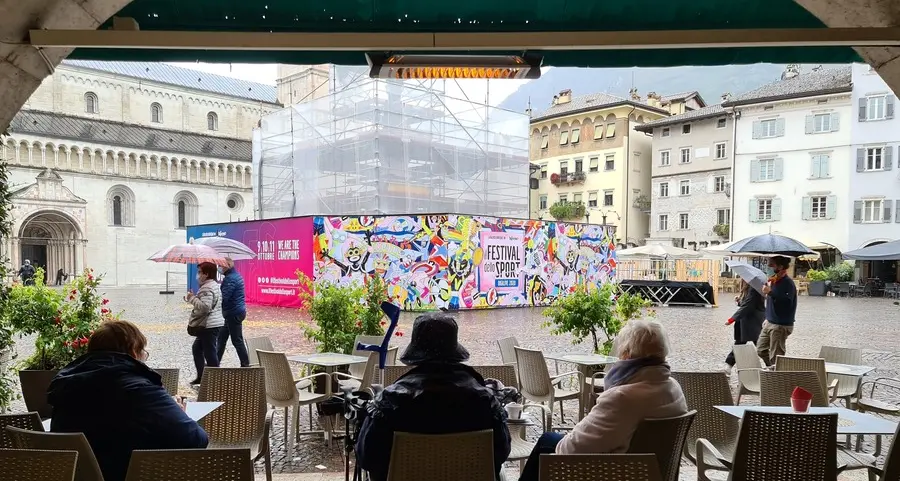 Cala il freddo dell’autunno sul centro poco frequentato
