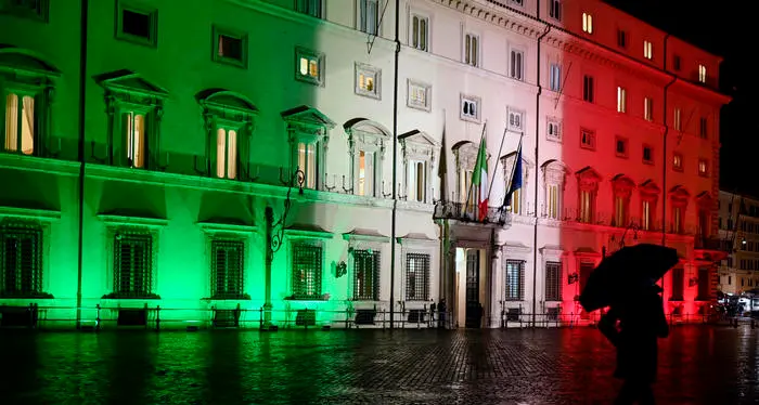 Cene a casa con massimo sei persone, stop a gite e feste private: ecco il nuovo Dpcm