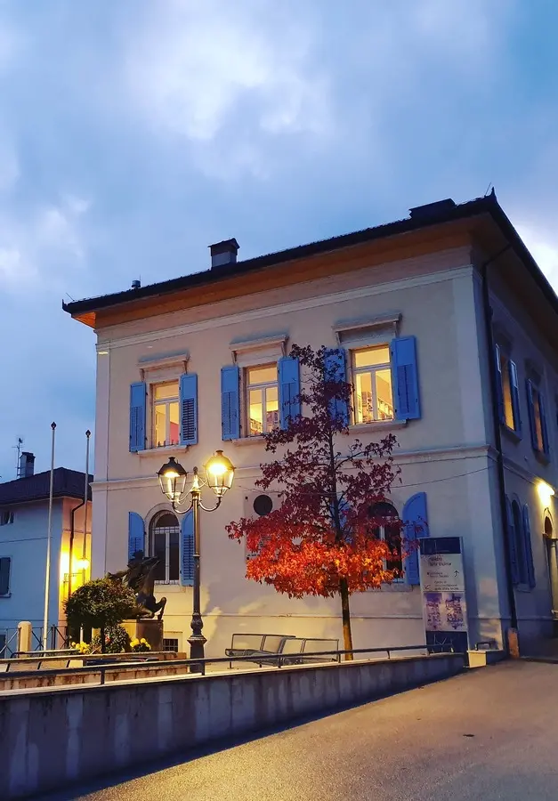 La biblioteca non teme il virus e allunga l’orario