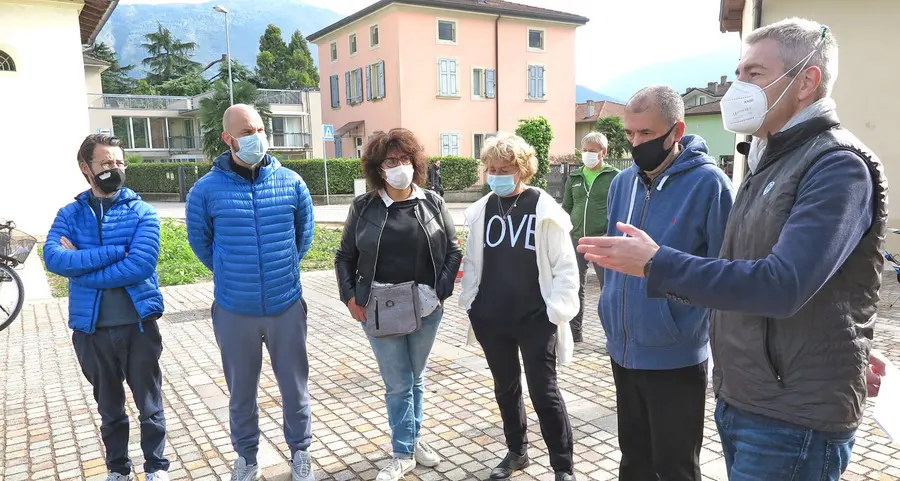 La giunta Betta in bici prima uscita fra la gente