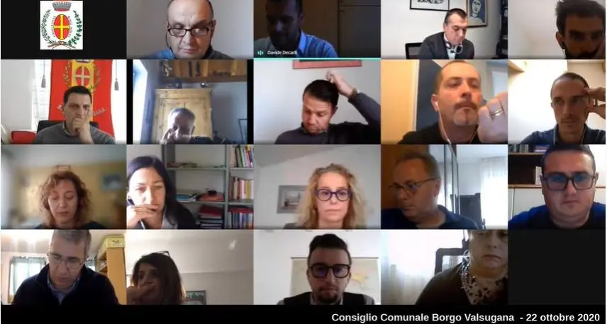 Al consiglio online sono in 16 ma votano in 17