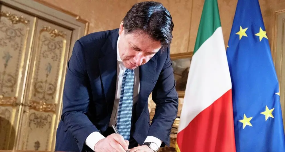 Conte firma il nuovo Dpcm: \"Misure per evitare il lockdown, proteggere salute ed economia\"