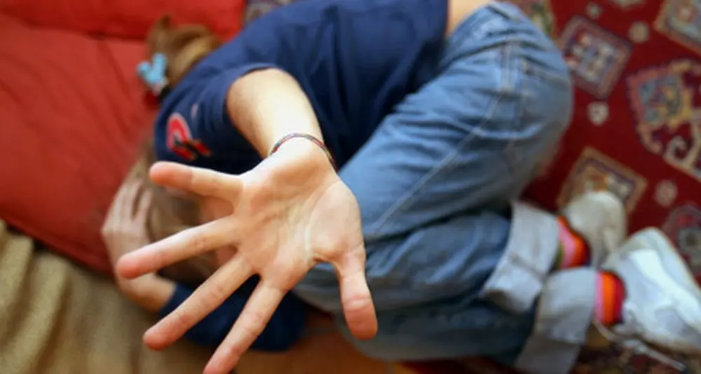 Due ragazzine maltrattate con calci, pugni e sprangate, il padre e il fratello patteggiano 3 anni