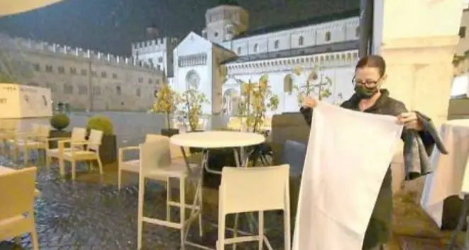 Apertura serale di bar e ristoranti, Roma chiede spiegazioni a Fugatti