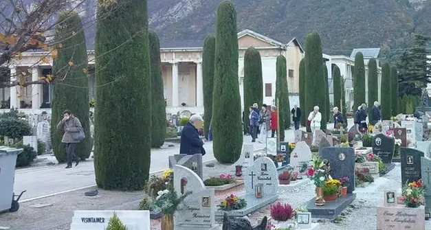 Ognissanti, nei cimiteri di Trento massimo due persone per defunto