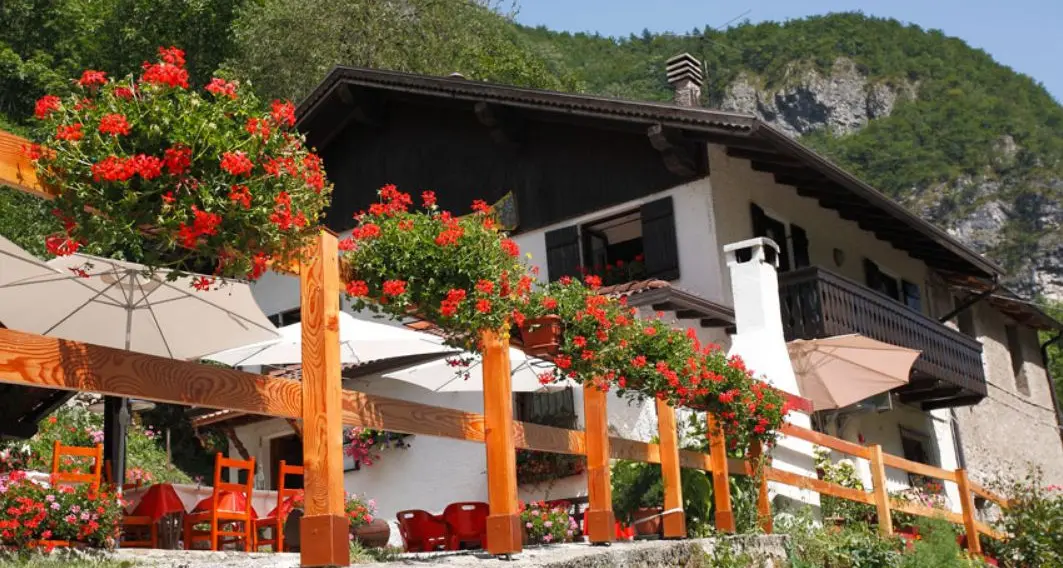 Per pochi metri in territorio trentino: la locanda può tenere aperto anche la sera