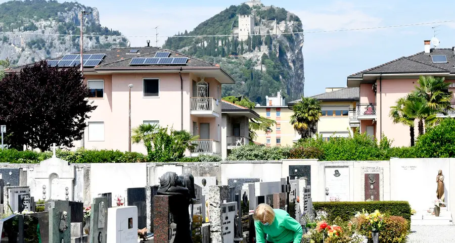 Ognissanti: al cimitero solo in due, mascherine e distanze