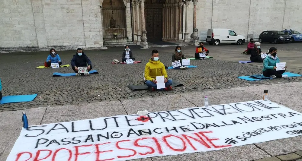 Coronavirus, a Trento i professionisti delle palestre seduti a terra per protesta