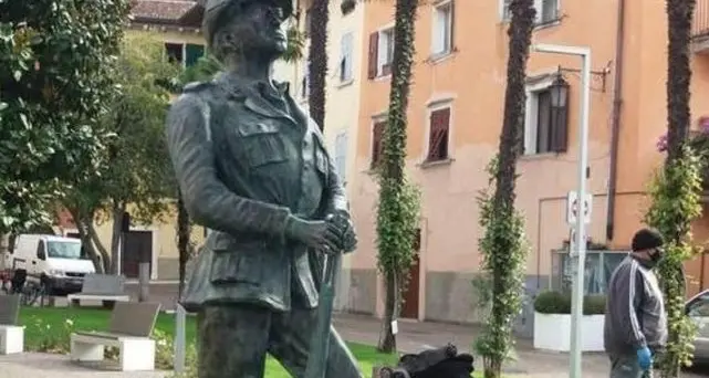 Il monumento all’alpino stringe di nuovo il suo fucile