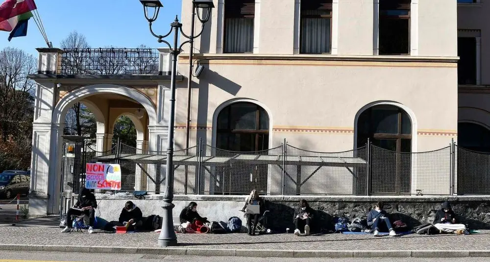 Rovereto, protesta degli studenti: lezione online davanti all'ingresso del Rosmini
