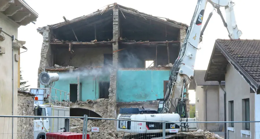 Demolito l’edificio “senza storia” a San Giacomo