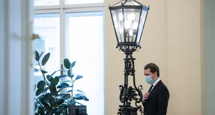 Austria, il coprifuoco non è bastato, torna il lockdown totale: un'esplosione di casi