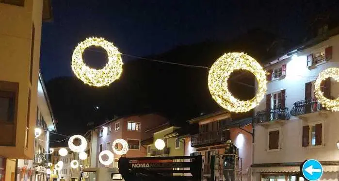 Il Covid non farà spegnere le luminarie di Natale