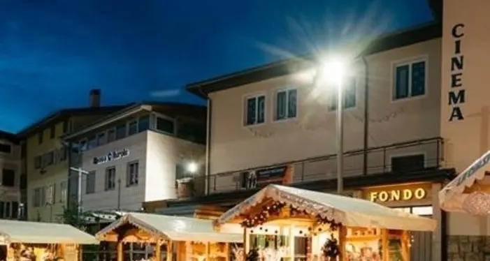 «Niente mercatino di Natale ma comprate i regali a Fondo»