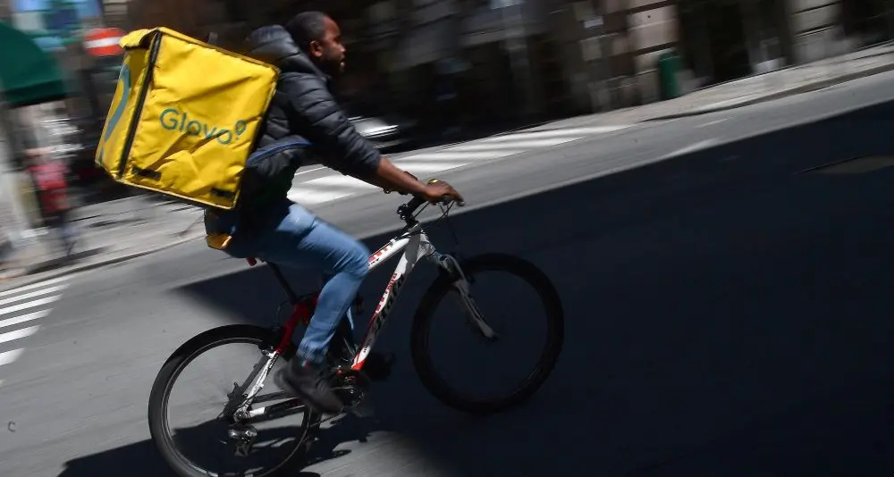 Il giudice decide l'assunzione di un rider a Glovo