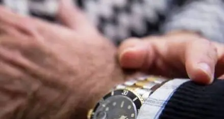 Vende gli orologi online ma si dimentica delle tasse