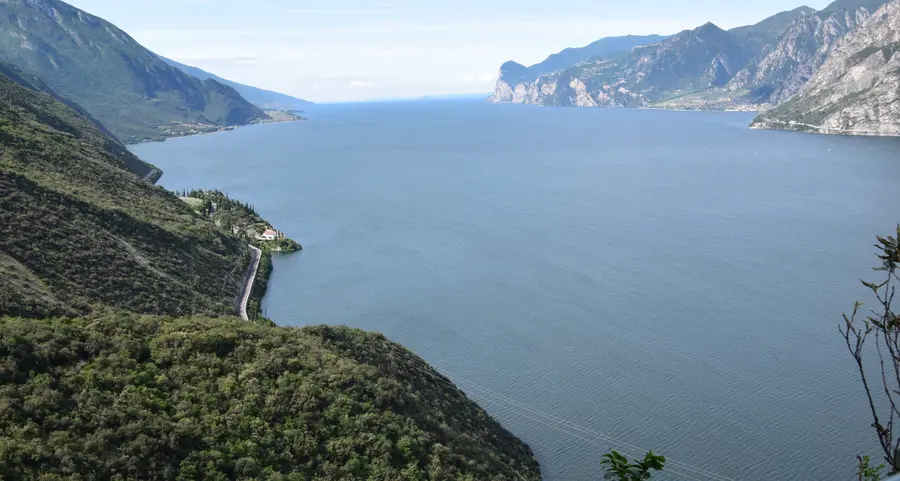 Fra scalinate vertiginose e sentieri ammirando il Garda