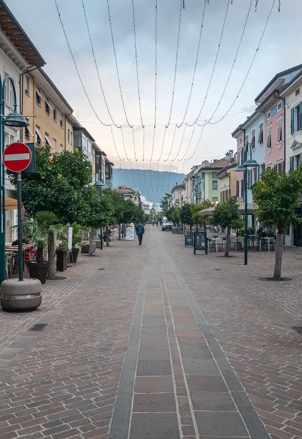 Riva deserta senza la tradizionale fiera