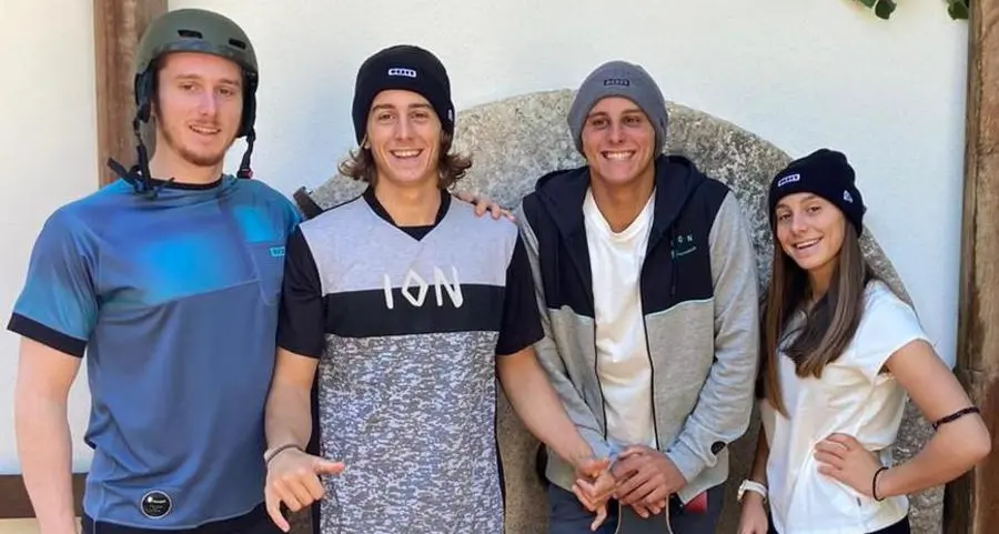 La dinastia della famiglia Renna domina il vento con il windsurf
