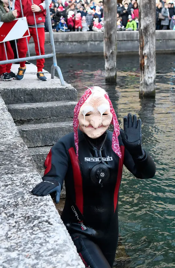 La Befana non esce dal lago, ma bussa alle porte dei bimbi