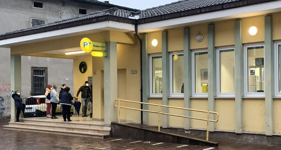 Tutti ammassati fuori dalle poste