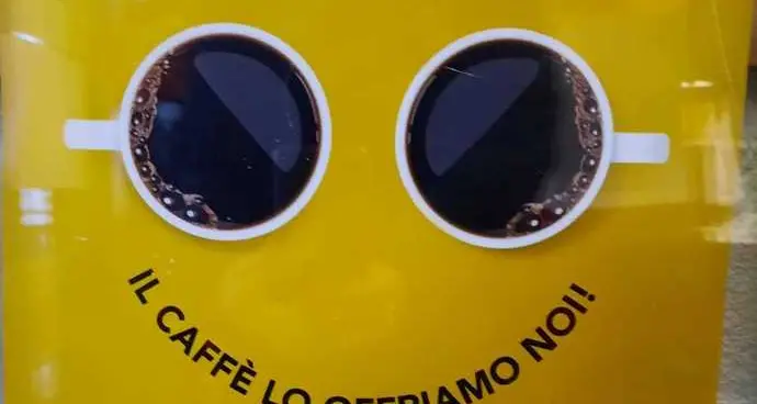 Un caffè da sorseggiare al bar per ogni acquisto fatto in paese