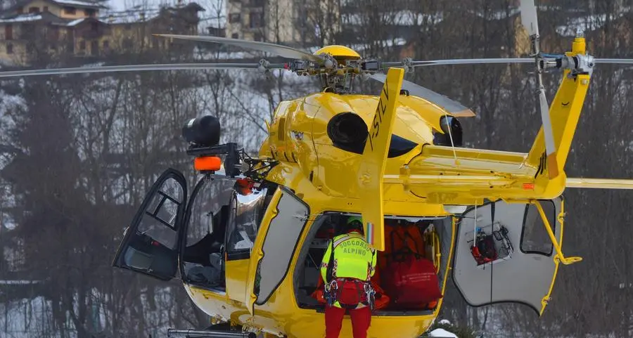 Scivola dal tetto: un volo di 7 metri ma la neve lo salva