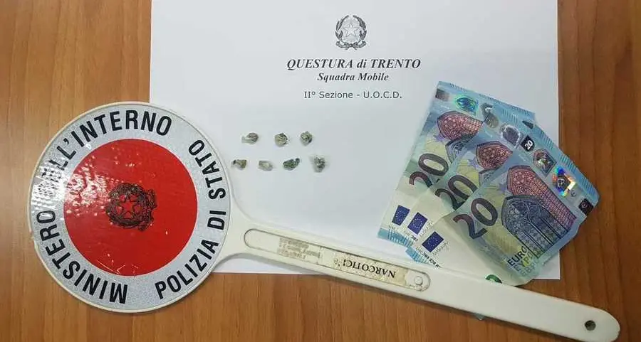 Un pusher nigeriano arrestato dagli “Orsi” mentre spacciava