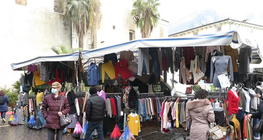 Il mercato rianima il centro: contenti gli ambulanti