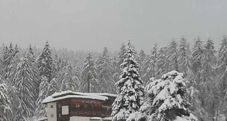 L’atmosfera del Natale con i presepi fuori casa
