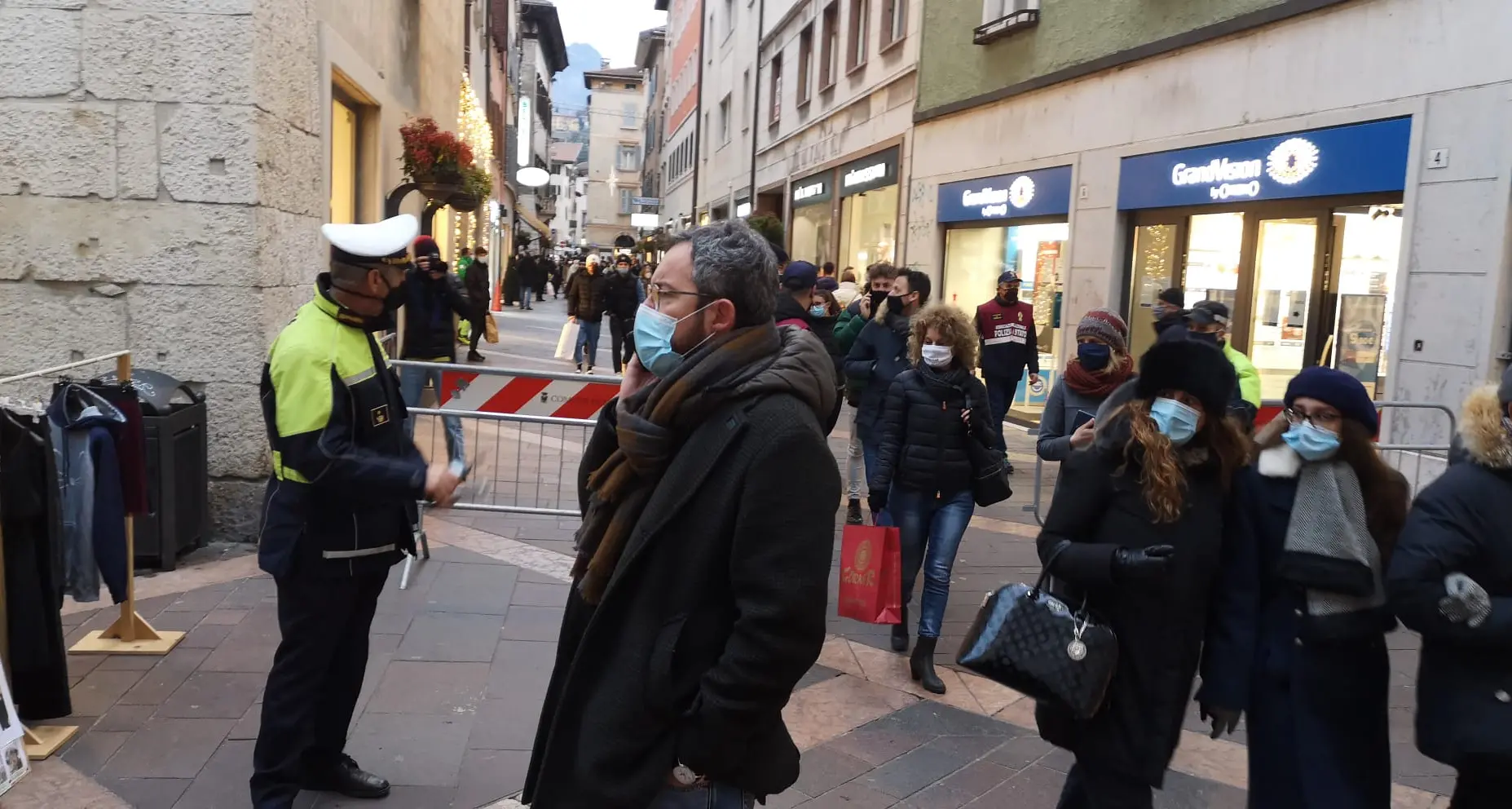 Trento, troppa gente in centro: transenne in via Oriola con ingresso e uscita obbligati